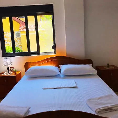 Vila Aliaj Deluxe With 2 & 2 Baths And Garden View