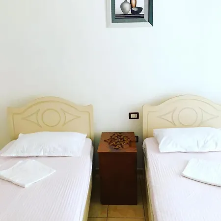 Apartment Vila Aliaj Deluxe With 2 & 2 Baths And Garden View *