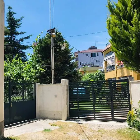 Vila Aliaj Deluxe With 2 & 2 Baths And Garden View *