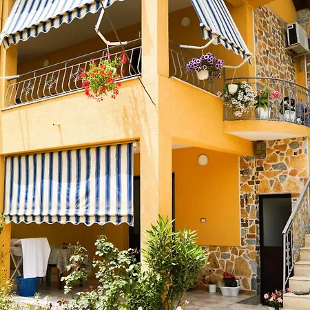 Vila Aliaj Deluxe With 2 & 2 Baths And Garden View *